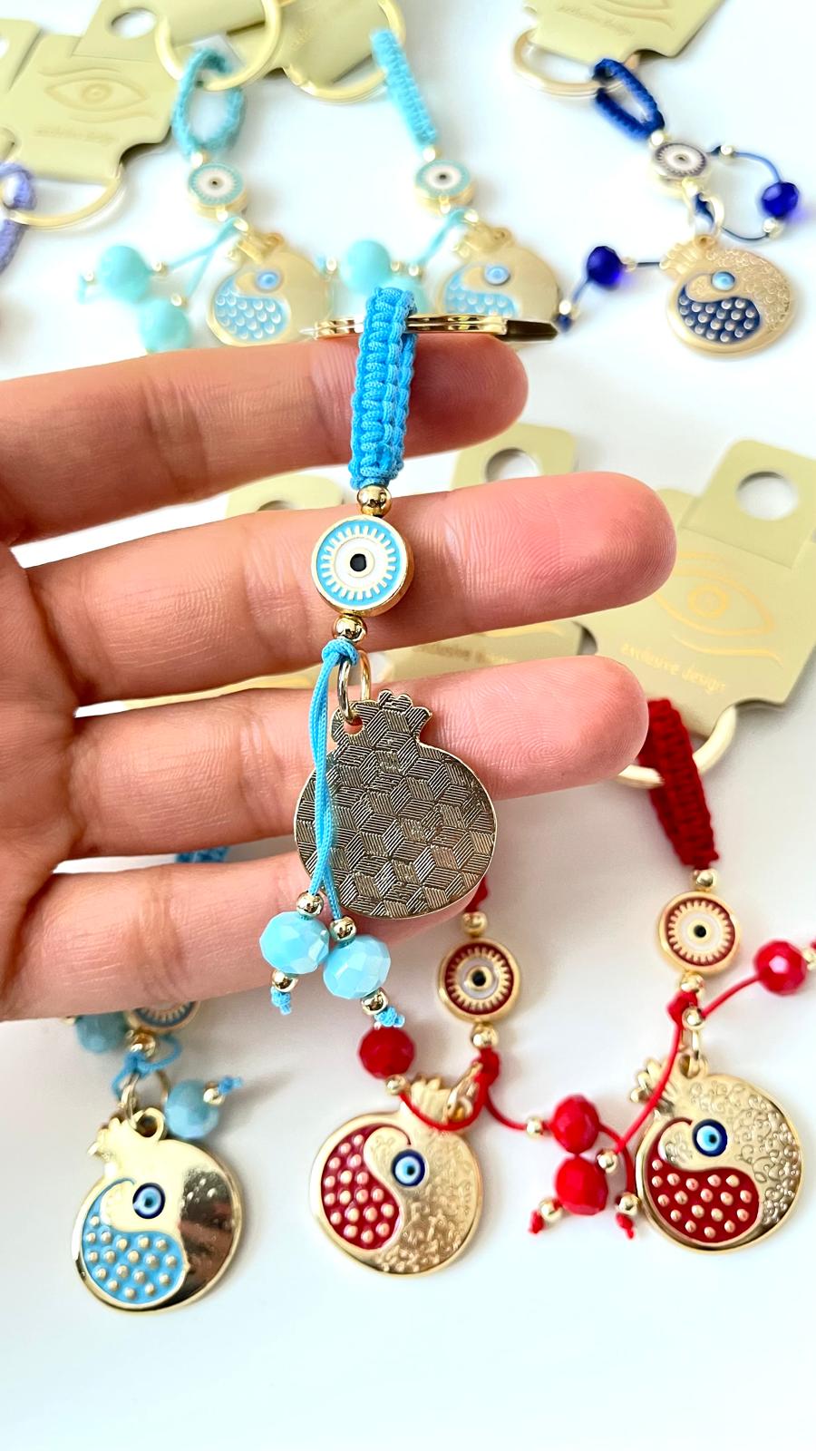 Llavero dorado de ojo turco con diseño de granadas y abundancia en azul claro