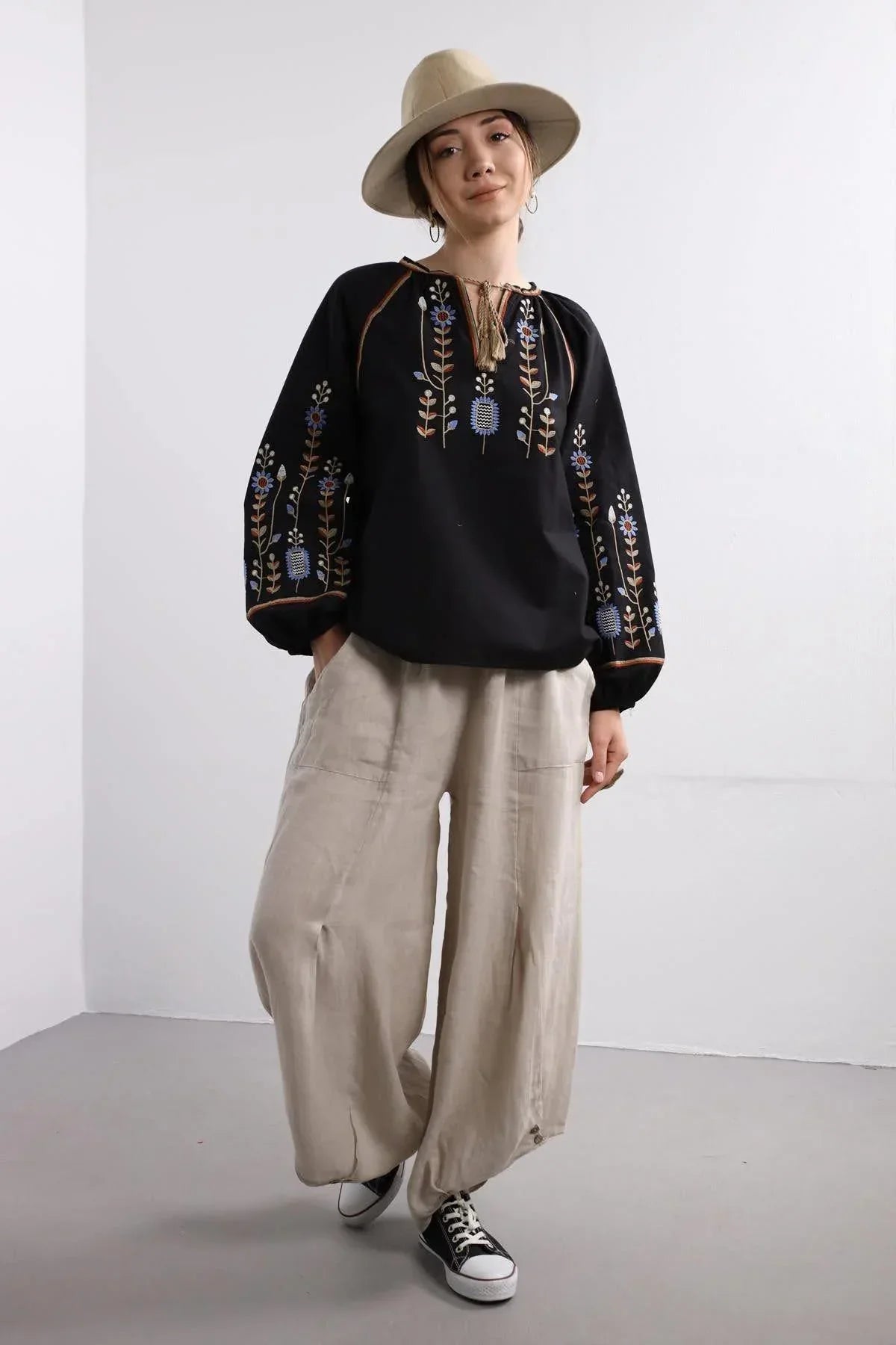 Παραδοσιακή κεντημένη βαμβακερή μπλούζα