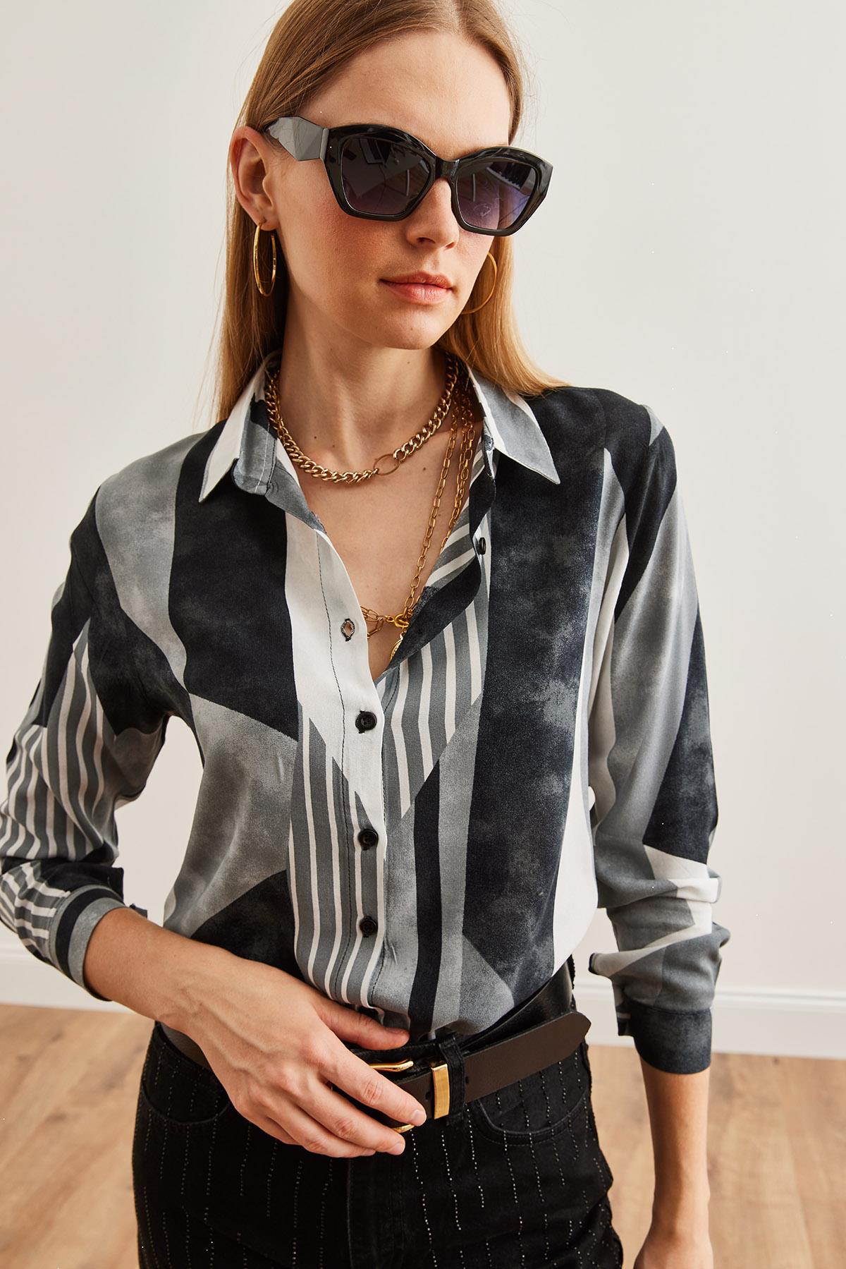 Blusa abotonada con diseño floral azul