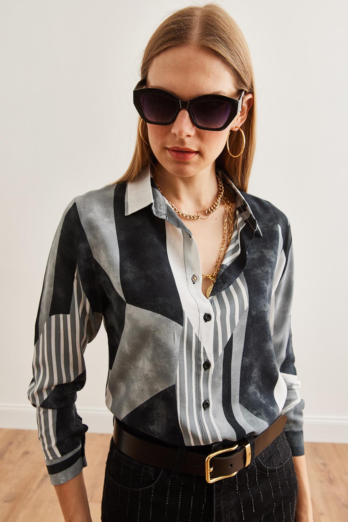 Blusa abotonada con diseño floral azul