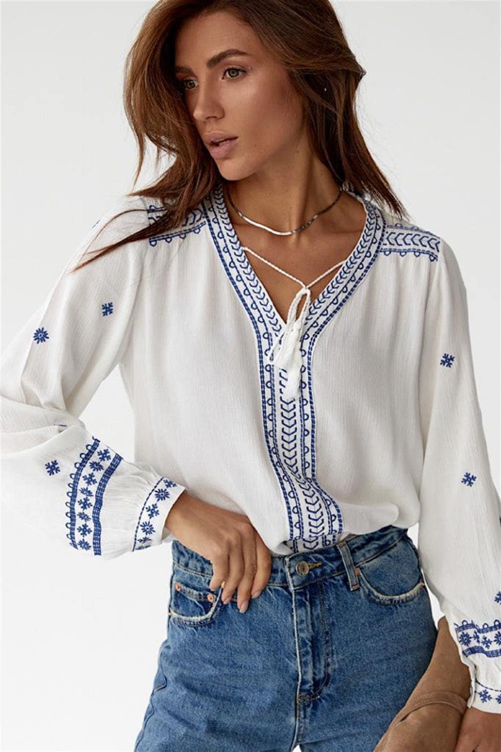 Blusa blanca minimalista bordada en azul