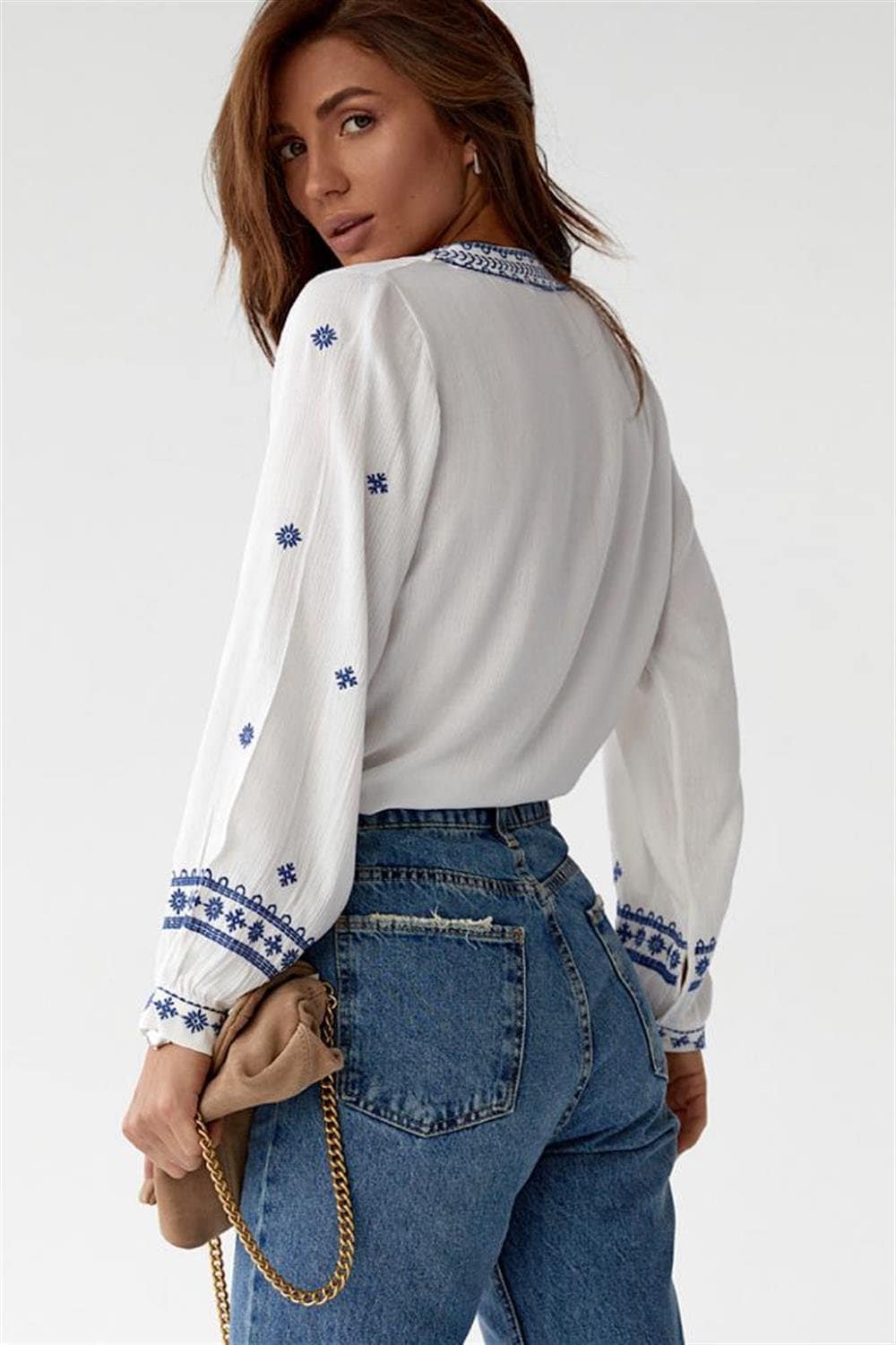 Blusa blanca minimalista bordada en azul