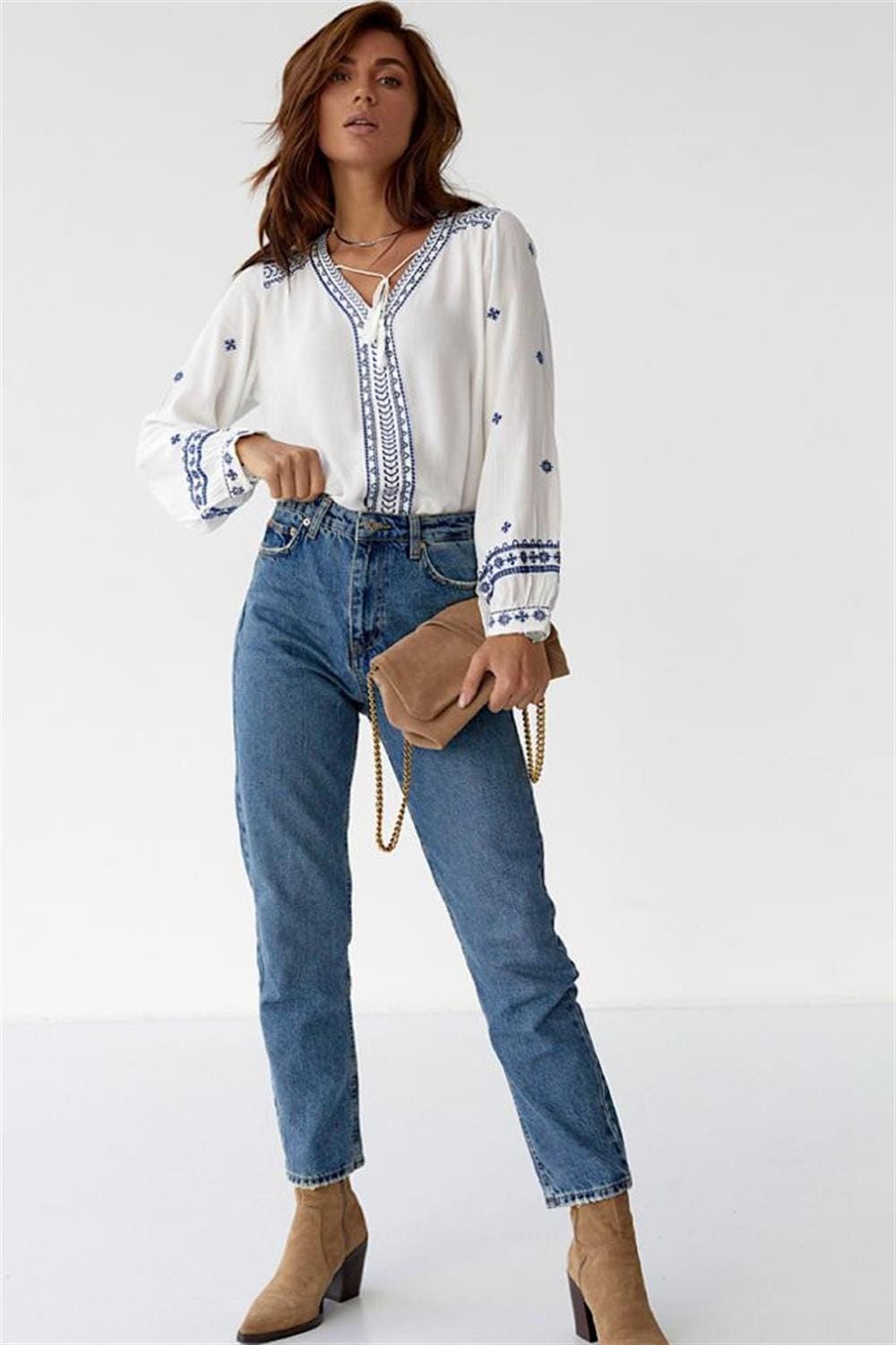 Blusa blanca minimalista bordada en azul