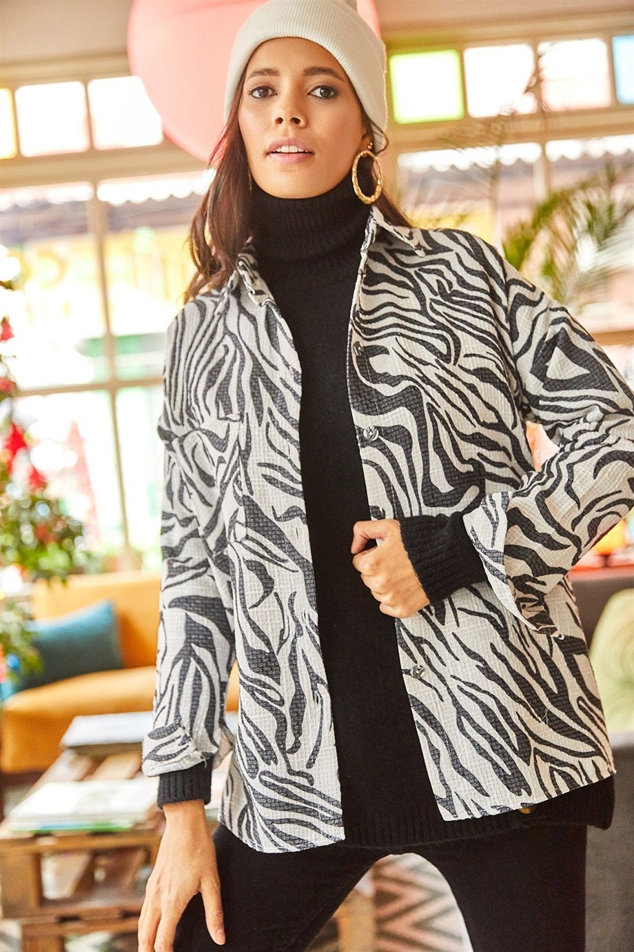 Chaqueta con botones y estampado de cebra