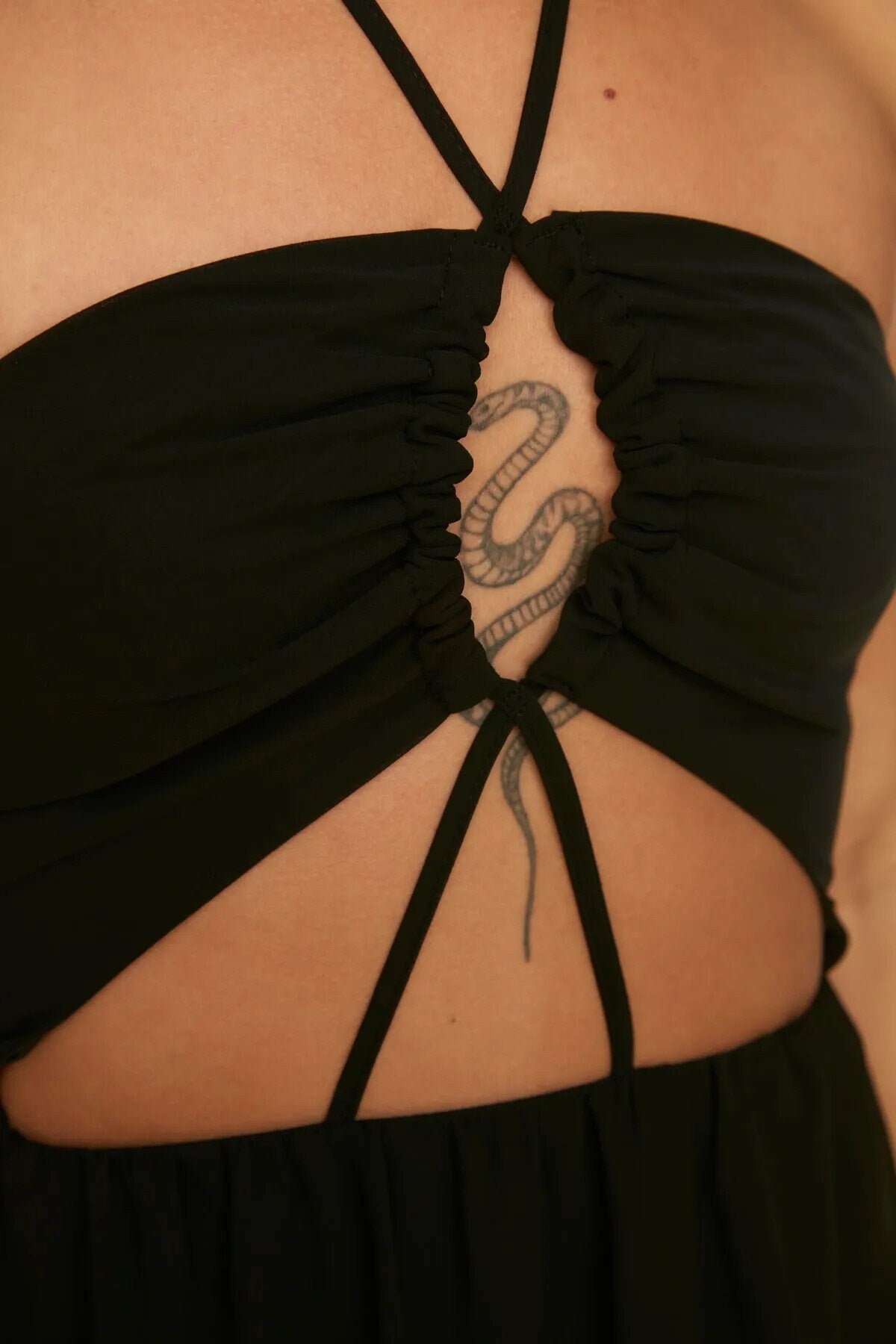 Vestido de verano de gasa negro con espalda abierta y abertura lateral