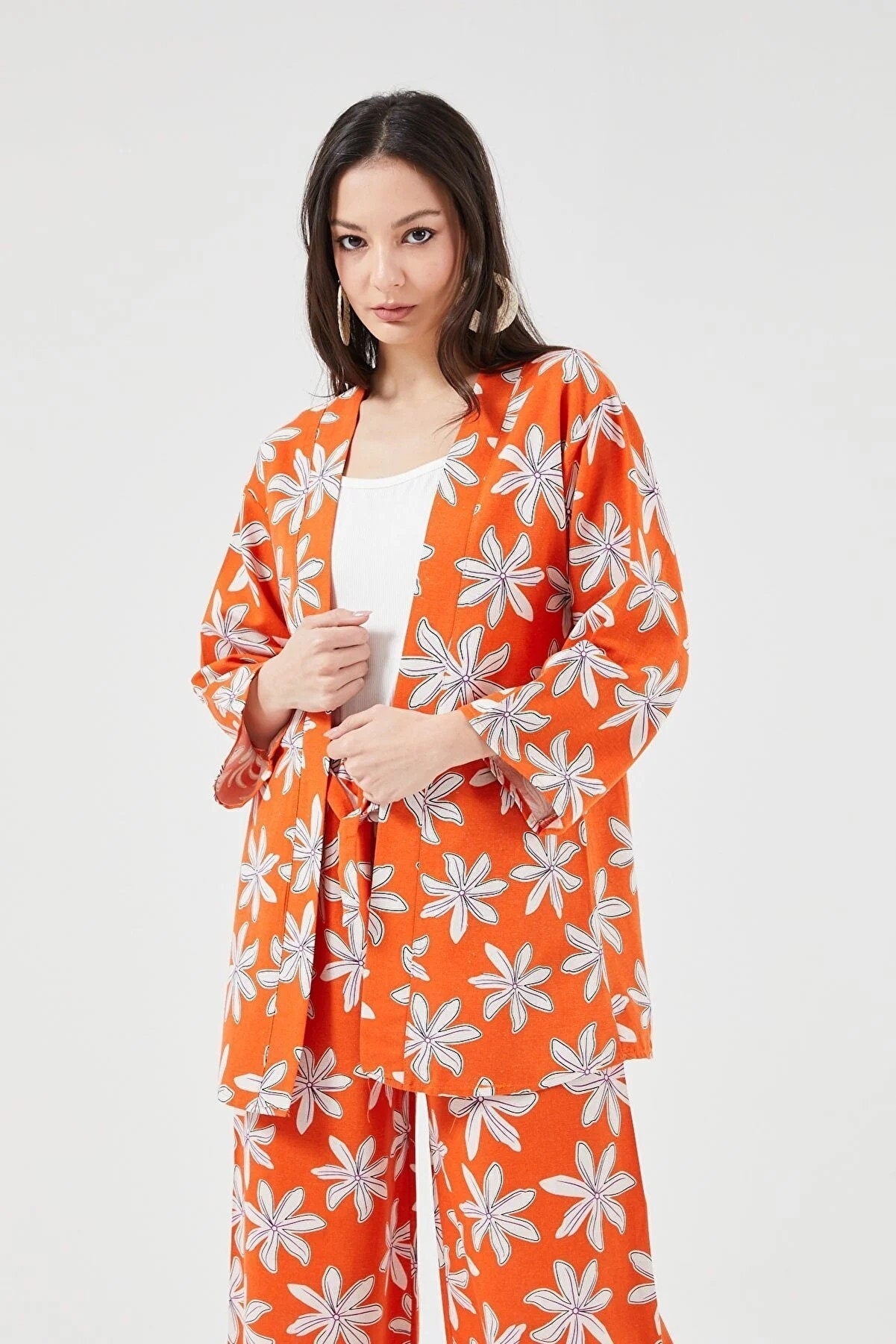 Μαύρο κιμονό παραλίας από λινό με φλοράλ σχέδια