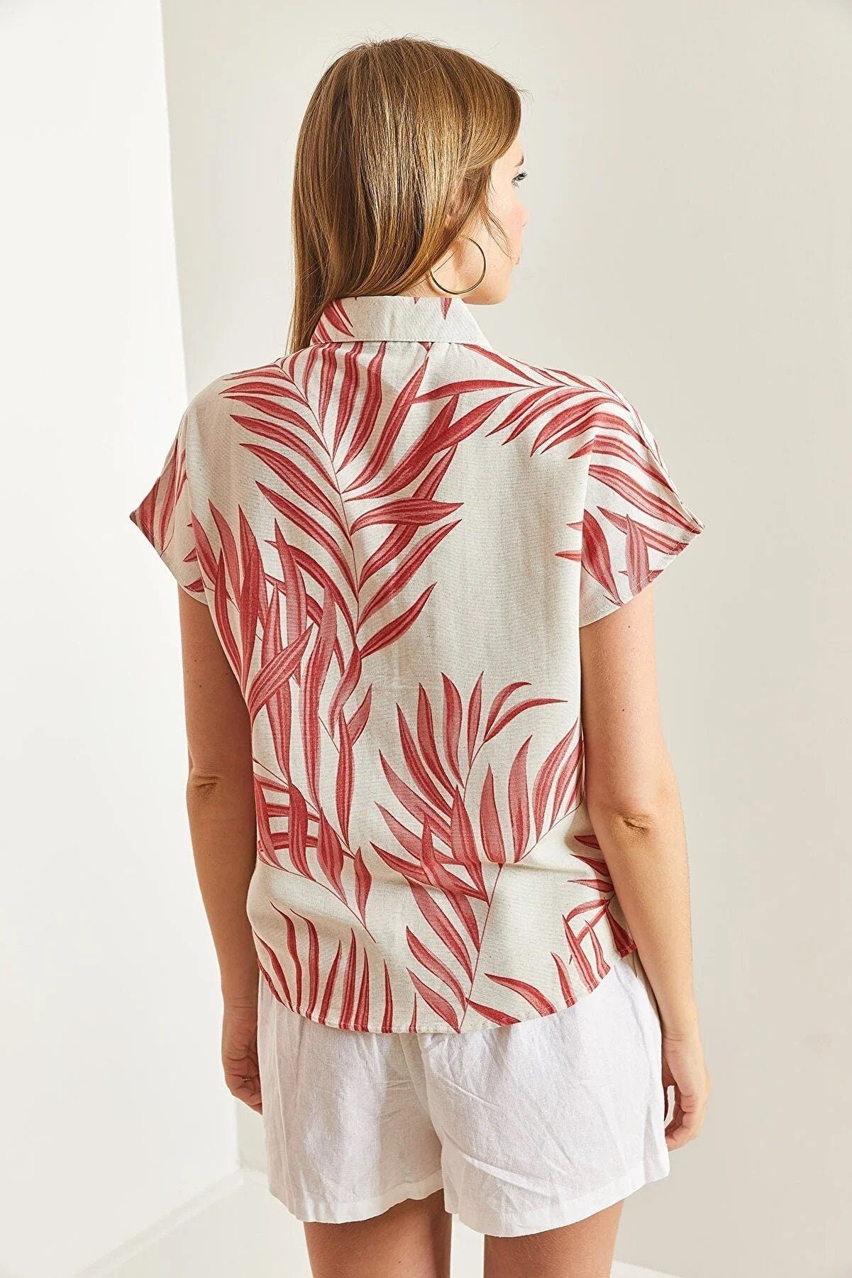 Camisa de manga corta con botones y estampado de hojas rojas