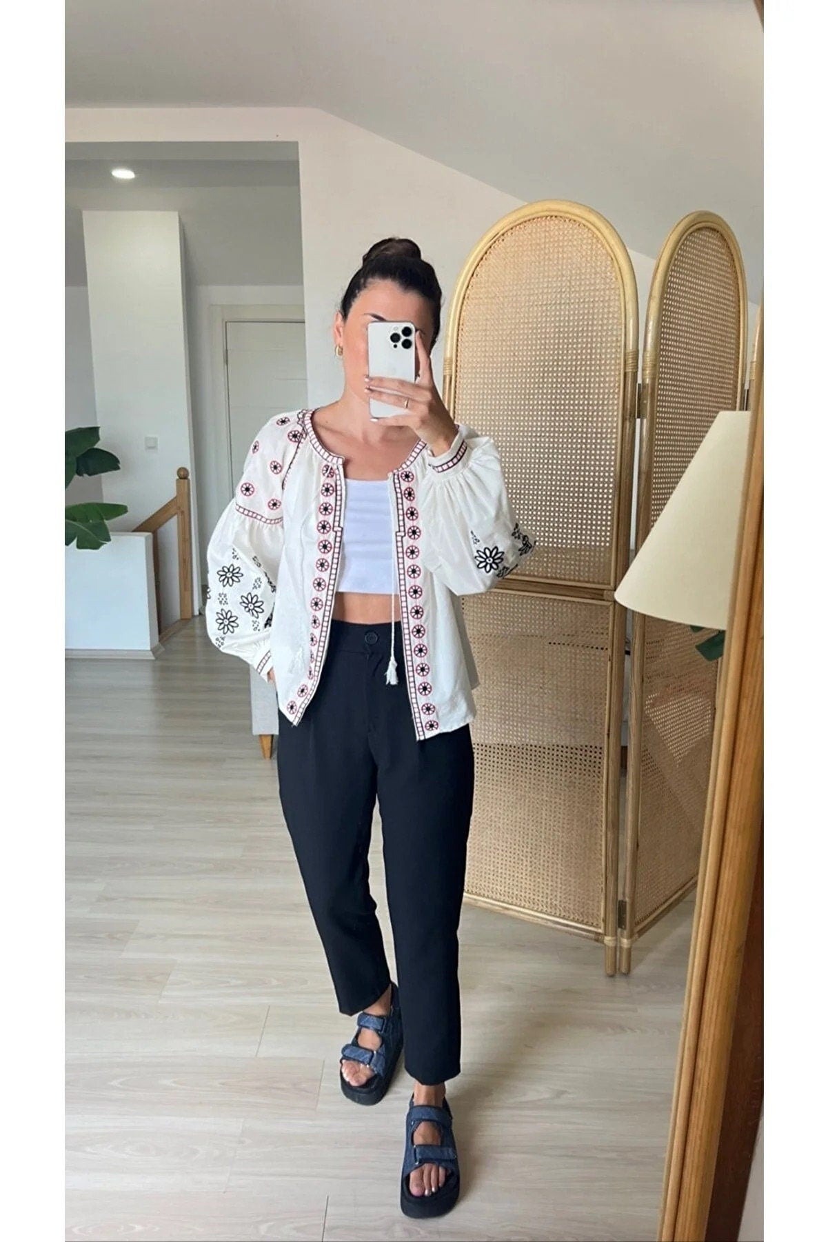 Λευκό ζακετάκι με κέντημα λουλουδιών