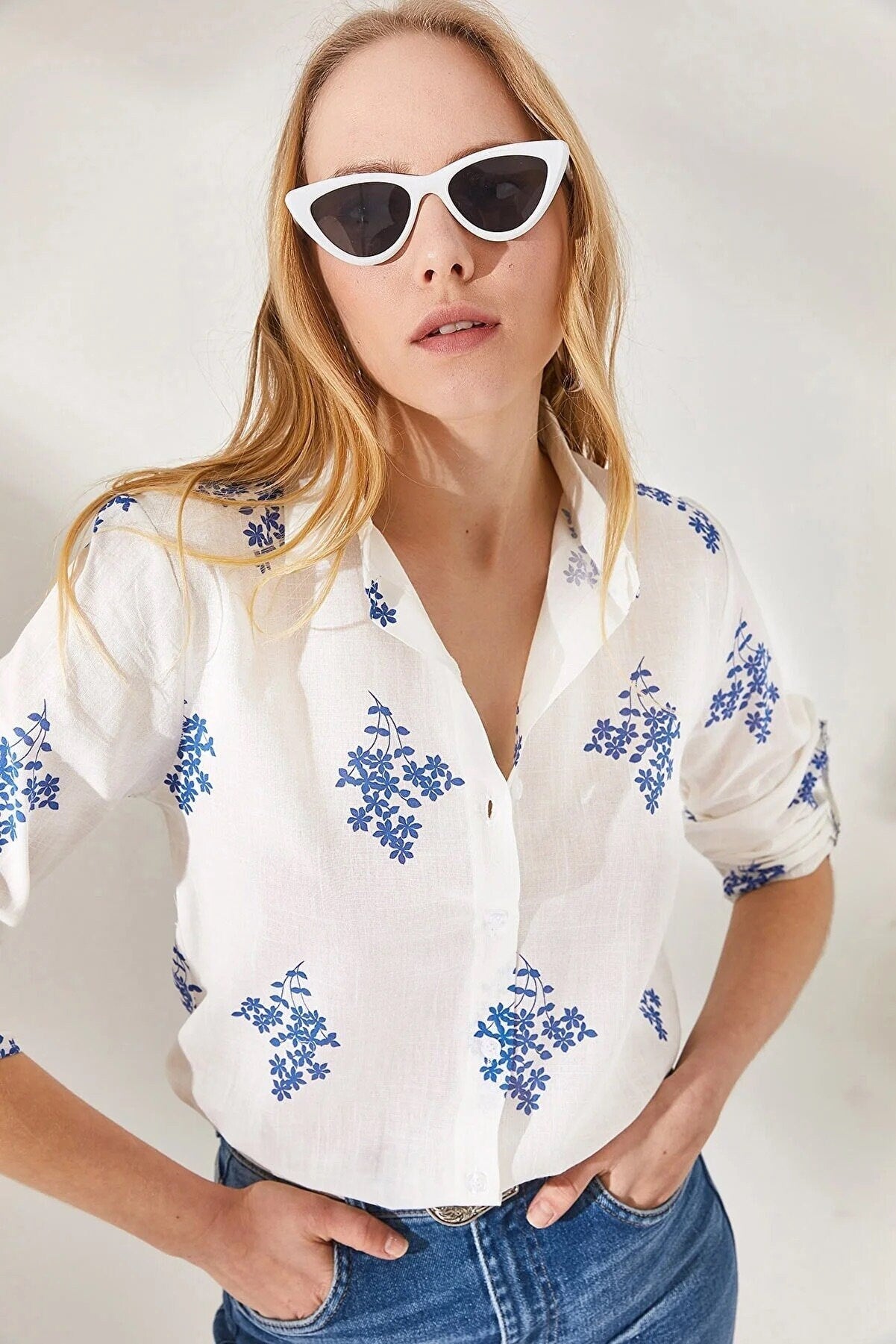 Blusa blanca de lino con estampado de hojas azules