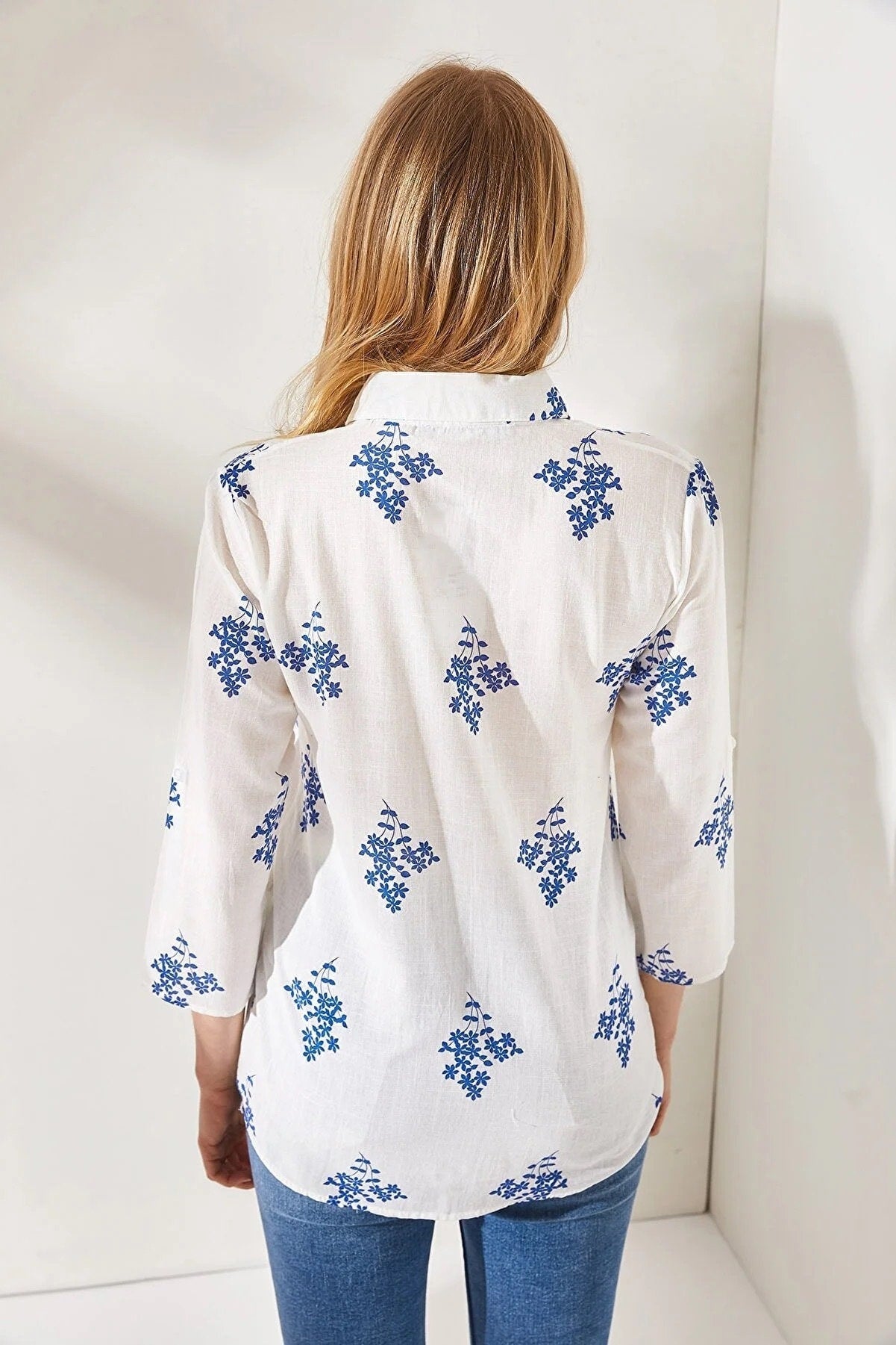 Blusa blanca de lino con estampado de hojas azules