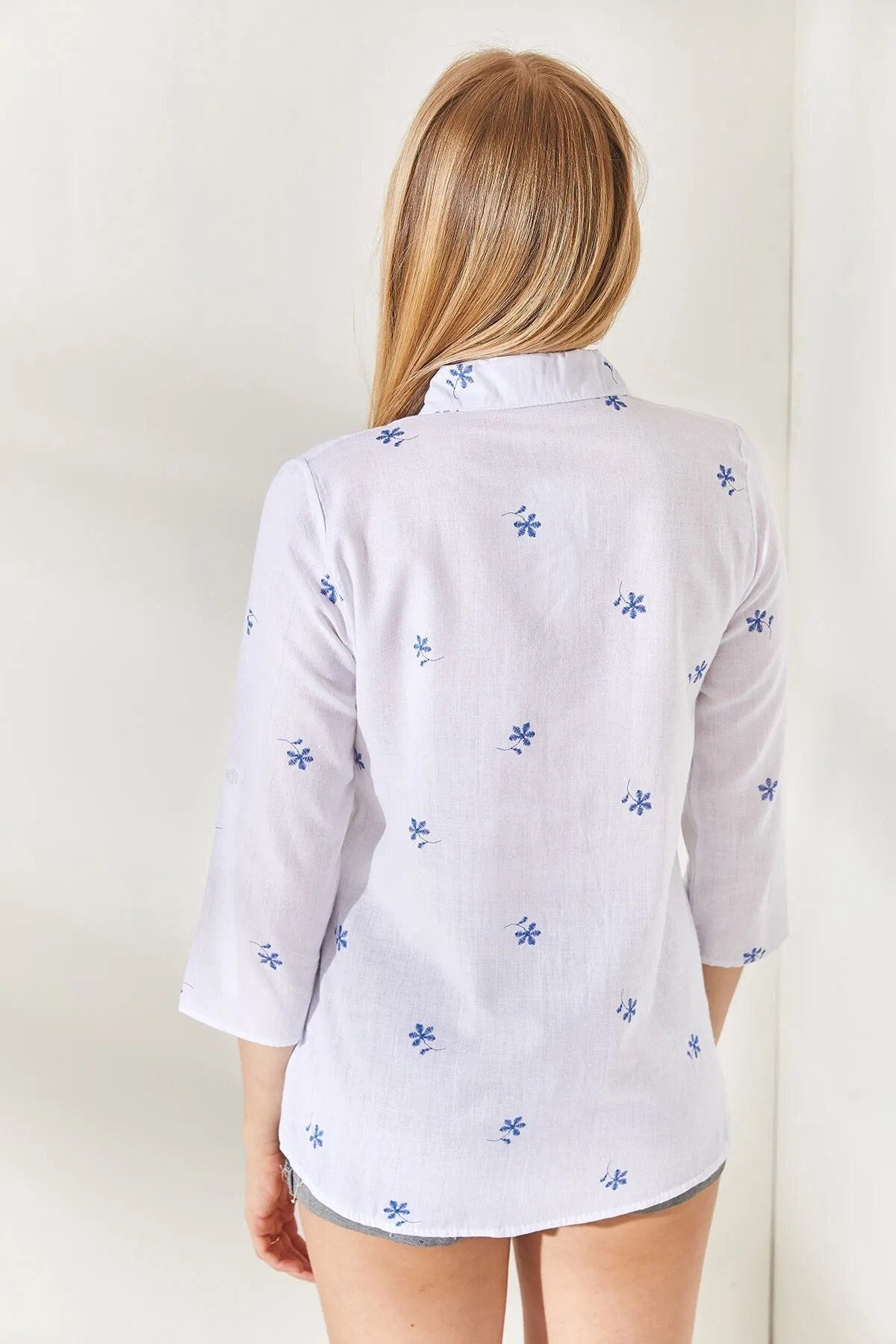 Mini blusa de lino blanca con estampado floral azul
