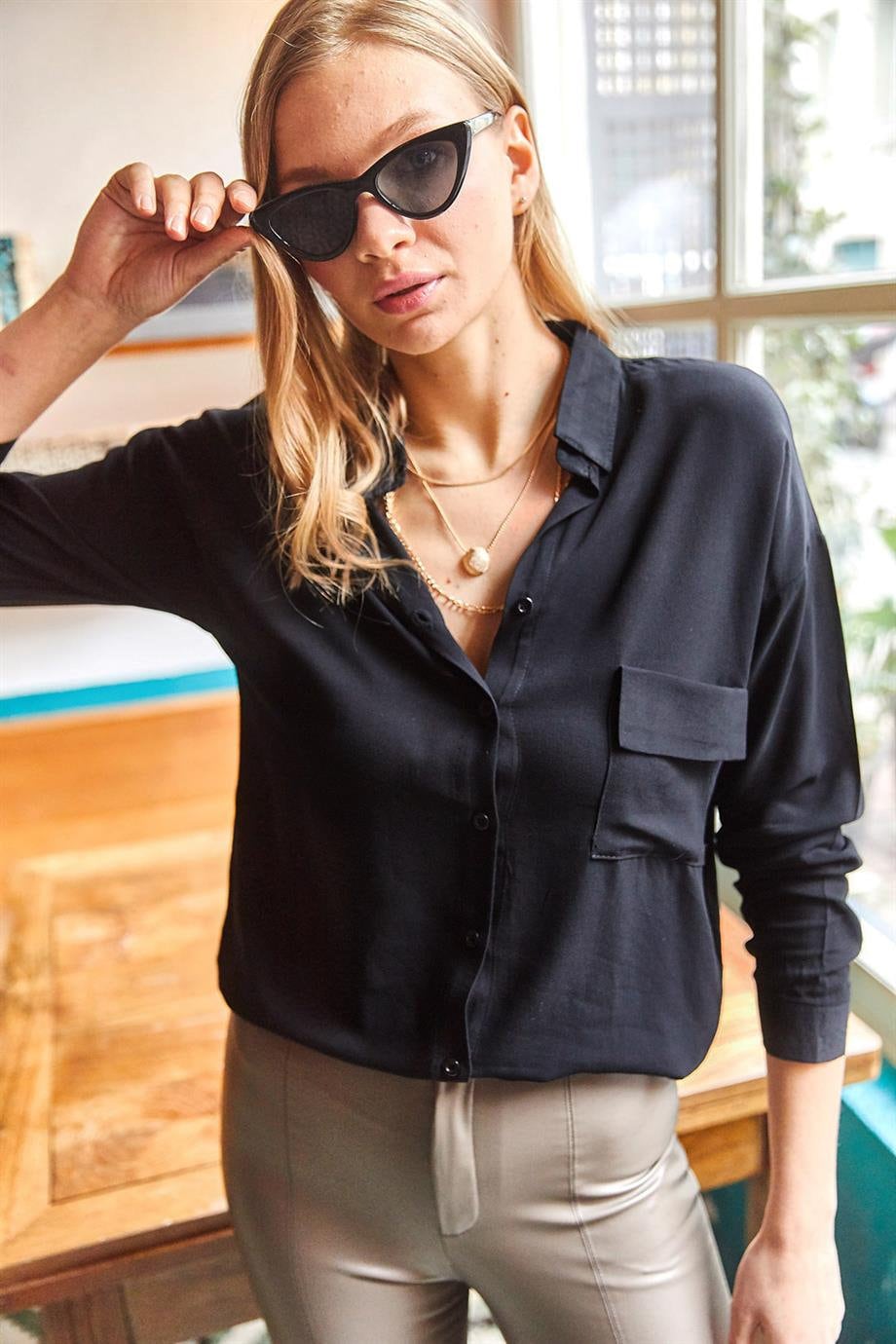 Zwarte blouse met knoopjes en een zakje