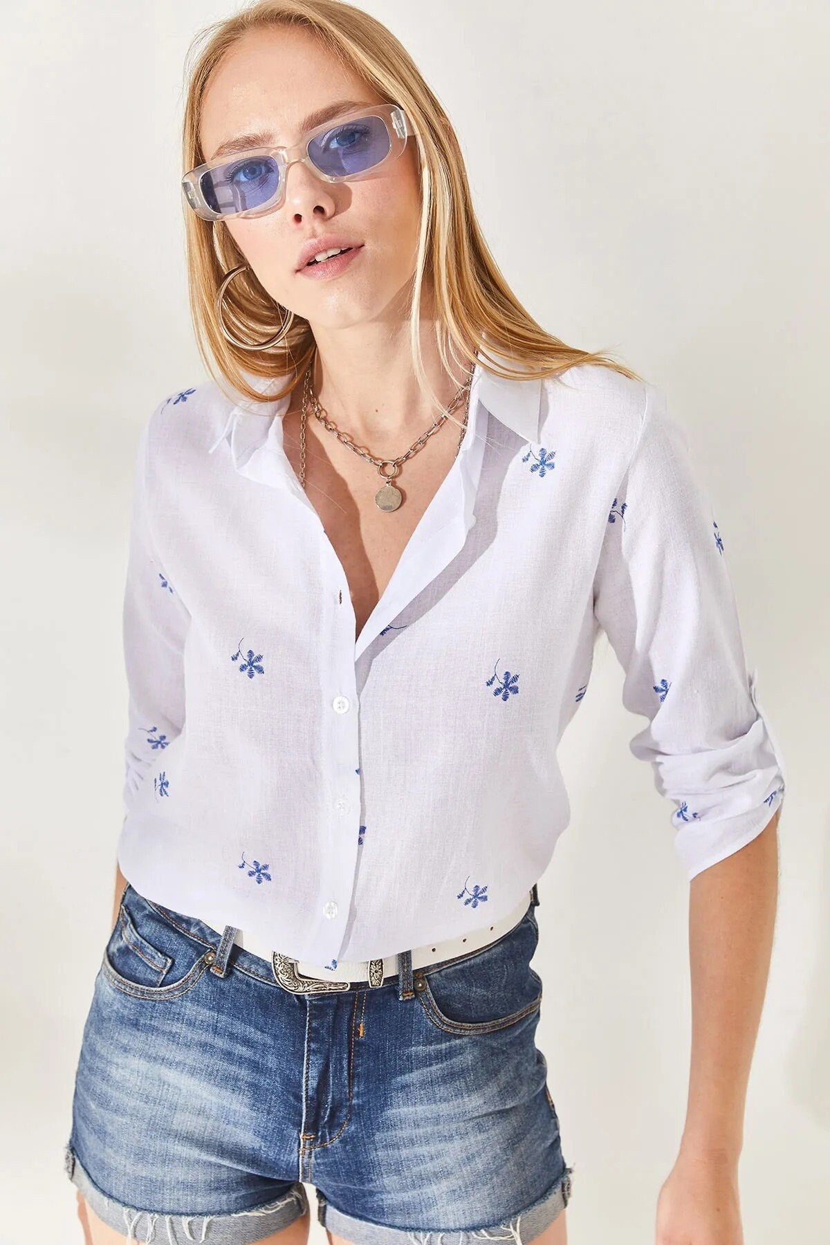 Mini blusa de lino blanca con estampado floral azul
