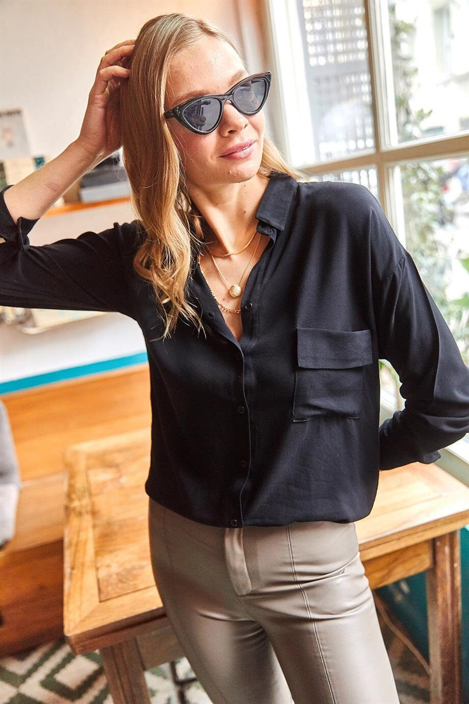 Zwarte blouse met knoopjes en een zakje