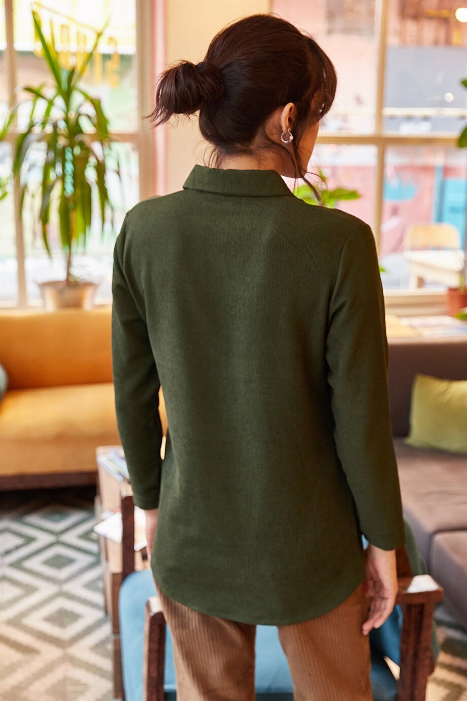 Camisa de terciopelo verde esmeralda con botones