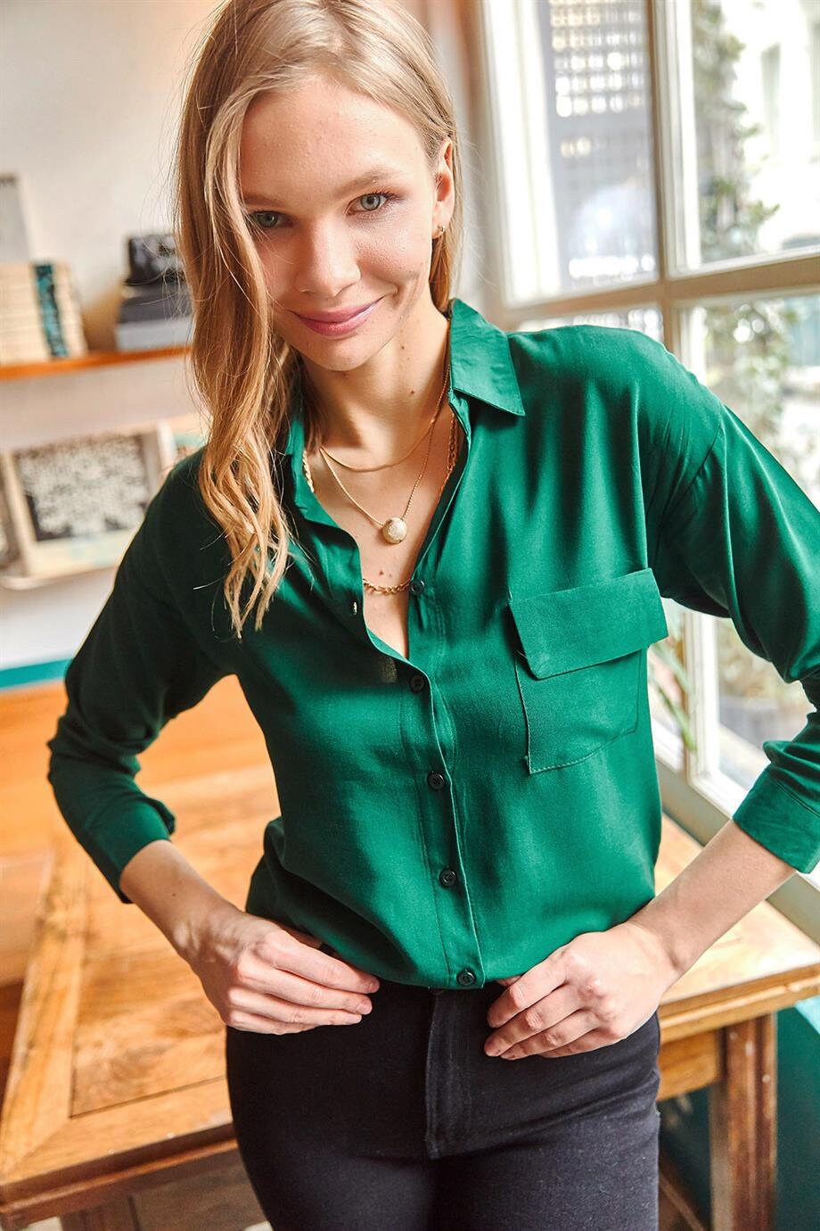 Zwarte blouse met knoopjes en een zakje