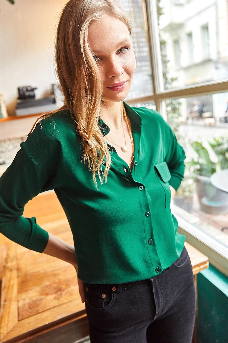 Zwarte blouse met knoopjes en een zakje
