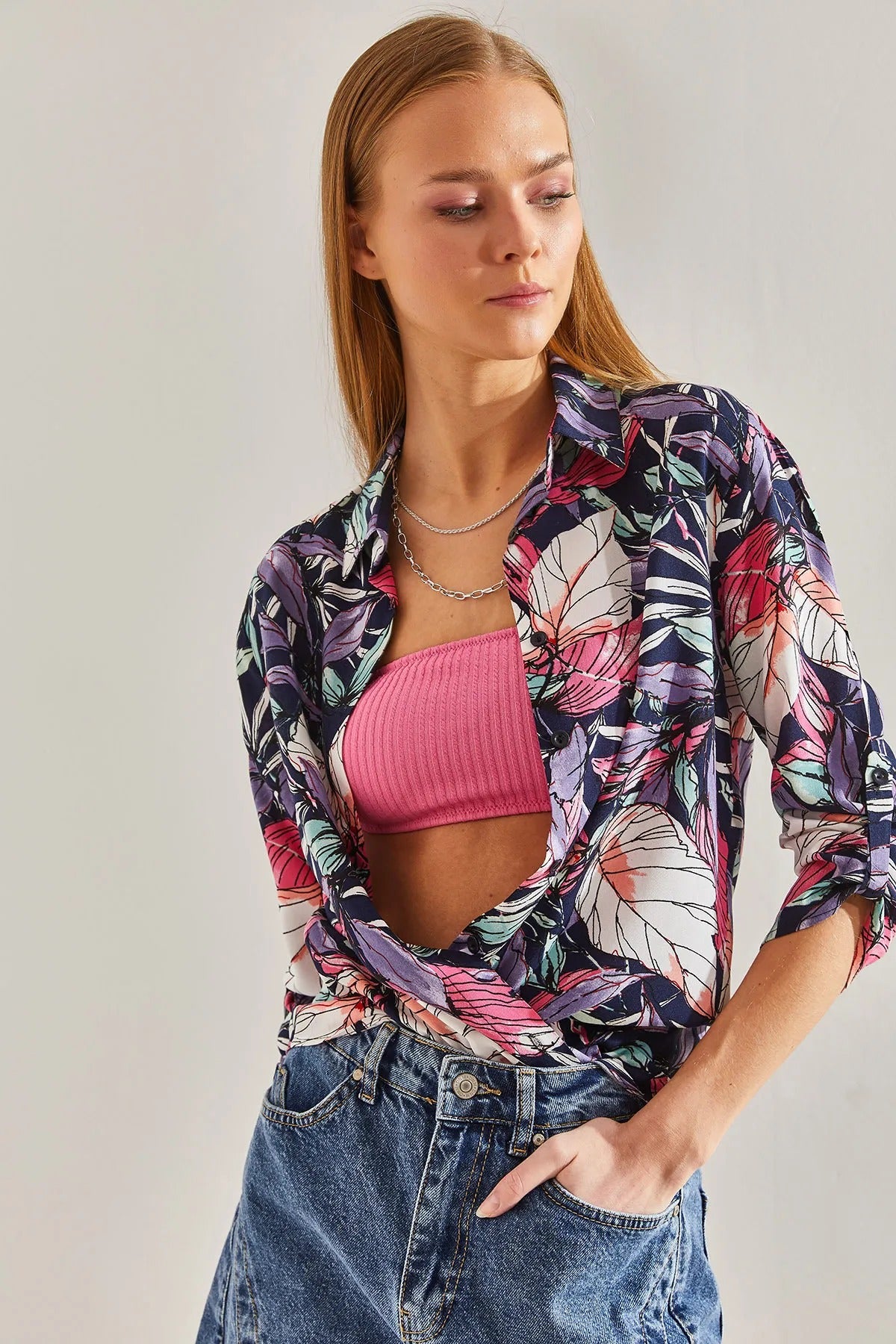 Blusa con estampado de hojas de colores en azul oscuro