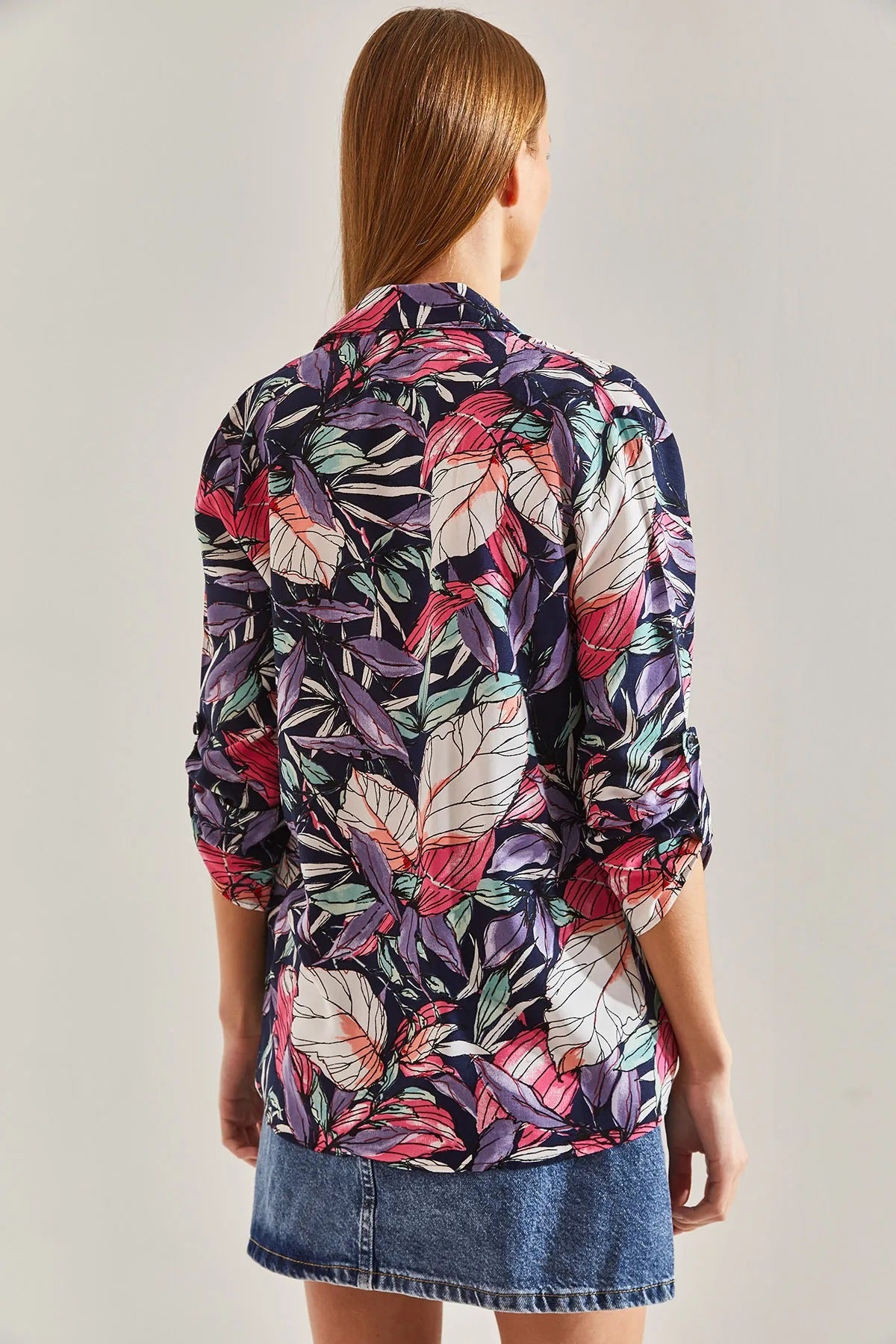 Blusa con estampado de hojas de colores en azul oscuro