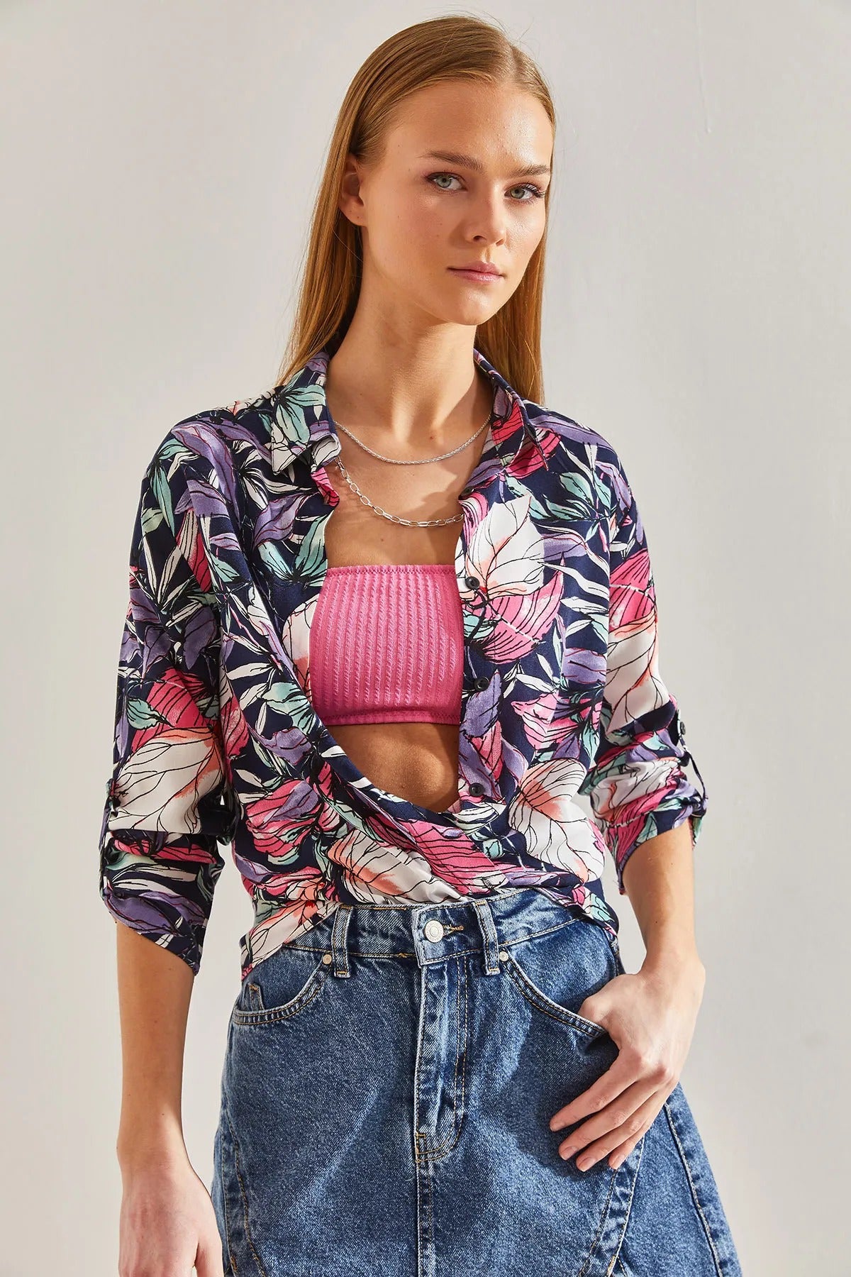 Blusa con estampado de hojas de colores en azul oscuro