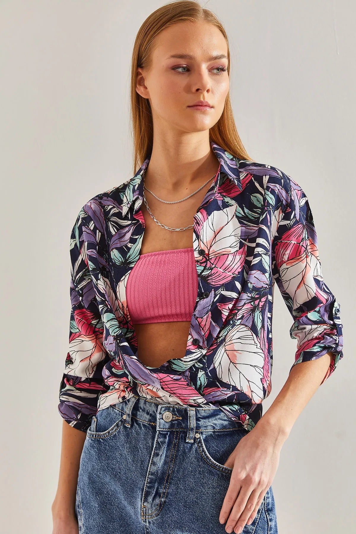 Blusa con estampado de hojas de colores en azul oscuro