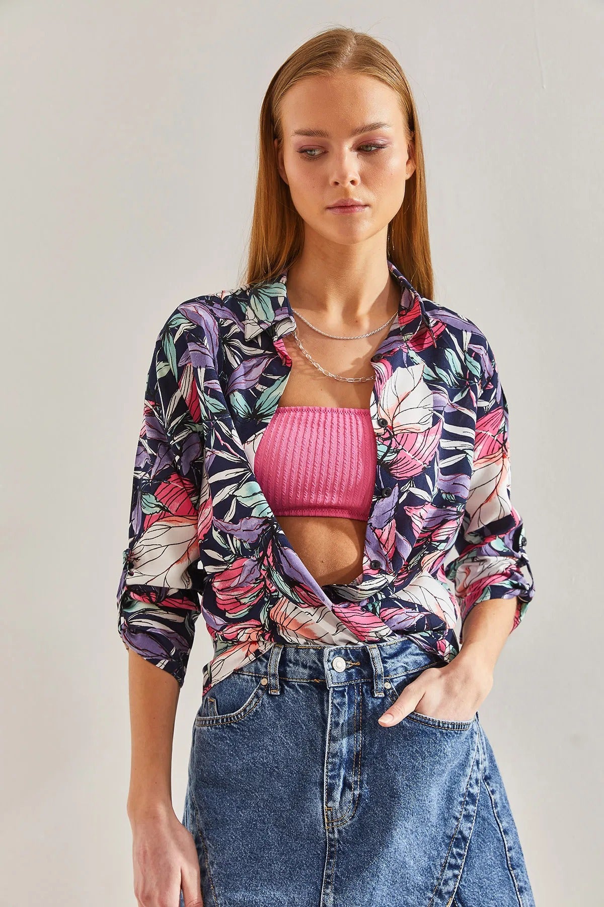 Blusa con estampado de hojas de colores en azul oscuro