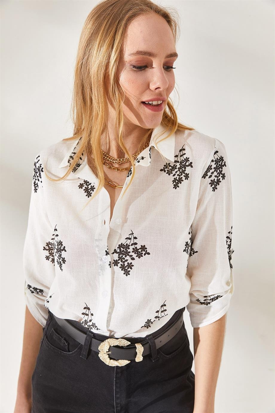 Blusa blanca de lino con estampado de hojas negras