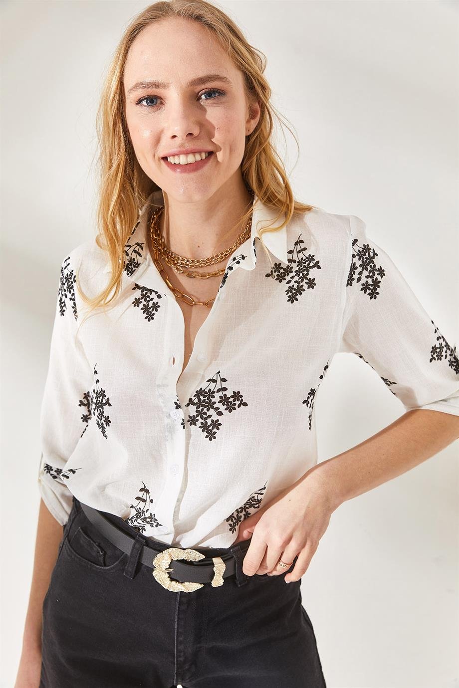 Blusa blanca de lino con estampado de hojas negras