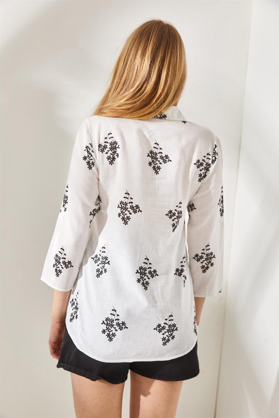 Blusa blanca de lino con estampado de hojas negras