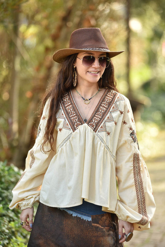 Blusa con escote en V bordada en marrón bohemio