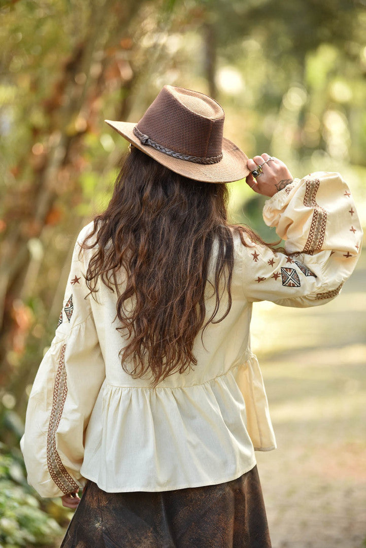 Blusa con escote en V bordada en marrón bohemio