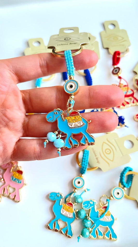 Llavero de ojo turco dorado con diseño de camello azul