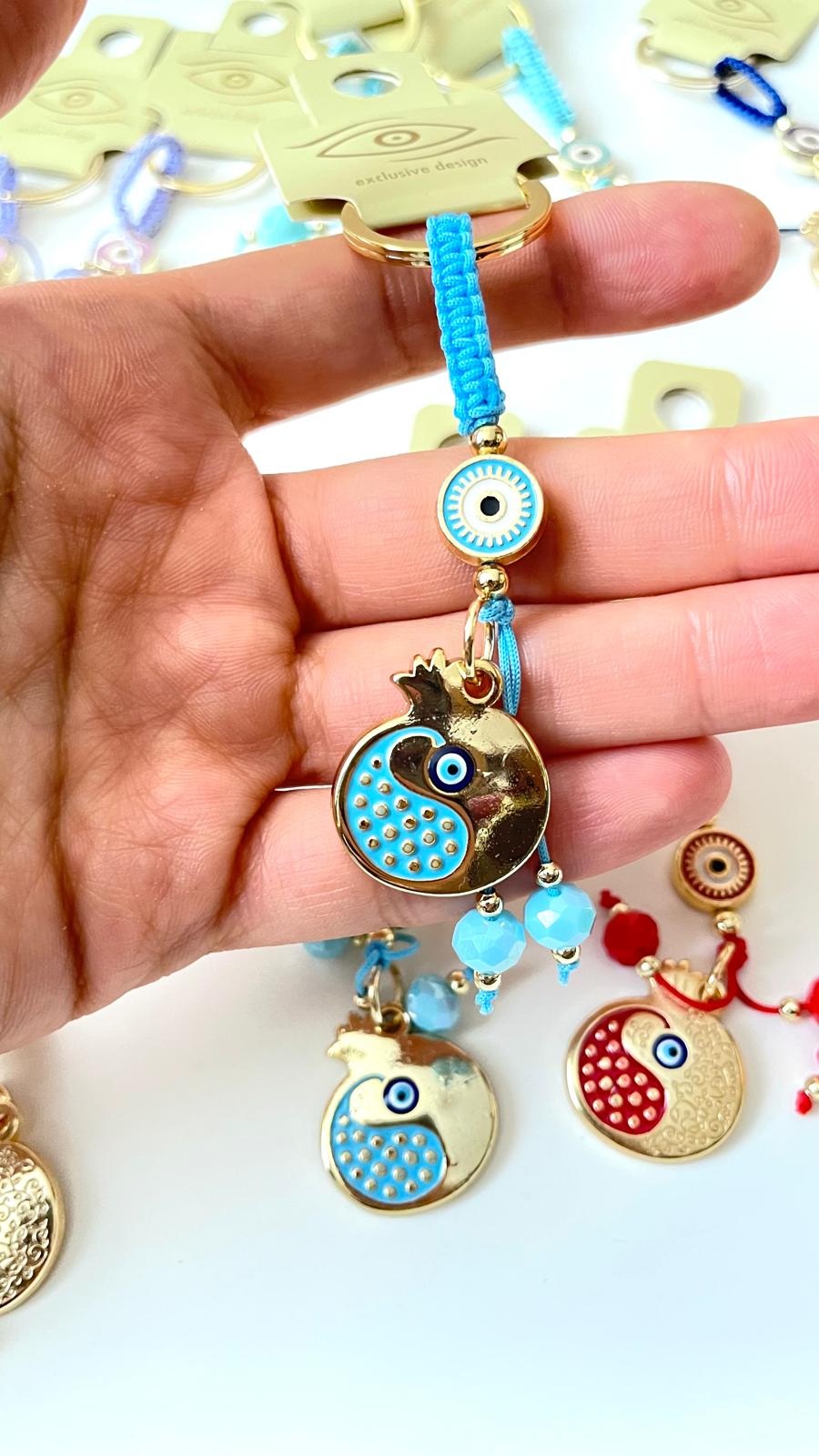 Llavero dorado de ojo turco con diseño de granadas y abundancia en azul claro