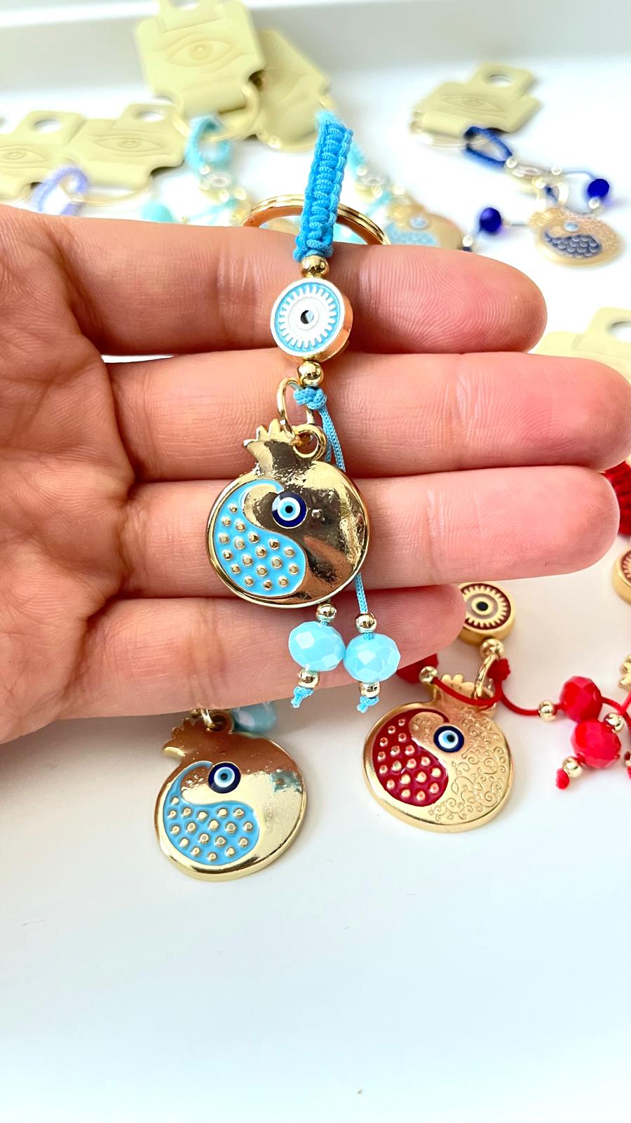 Llavero dorado de ojo turco con diseño de granadas y abundancia en azul claro