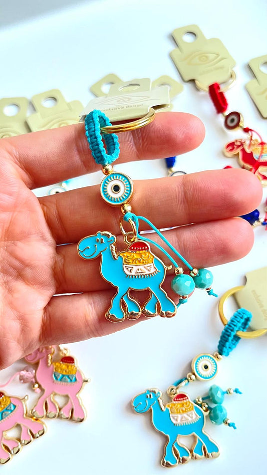 Llavero de ojo turco dorado con diseño de camello turquesa