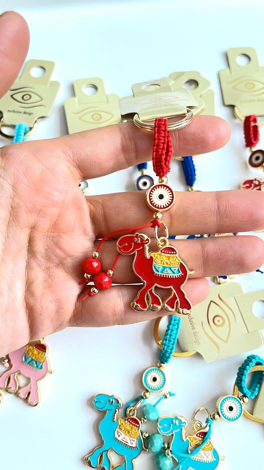 Llavero con diseño de camello rojo y ojo turco dorado