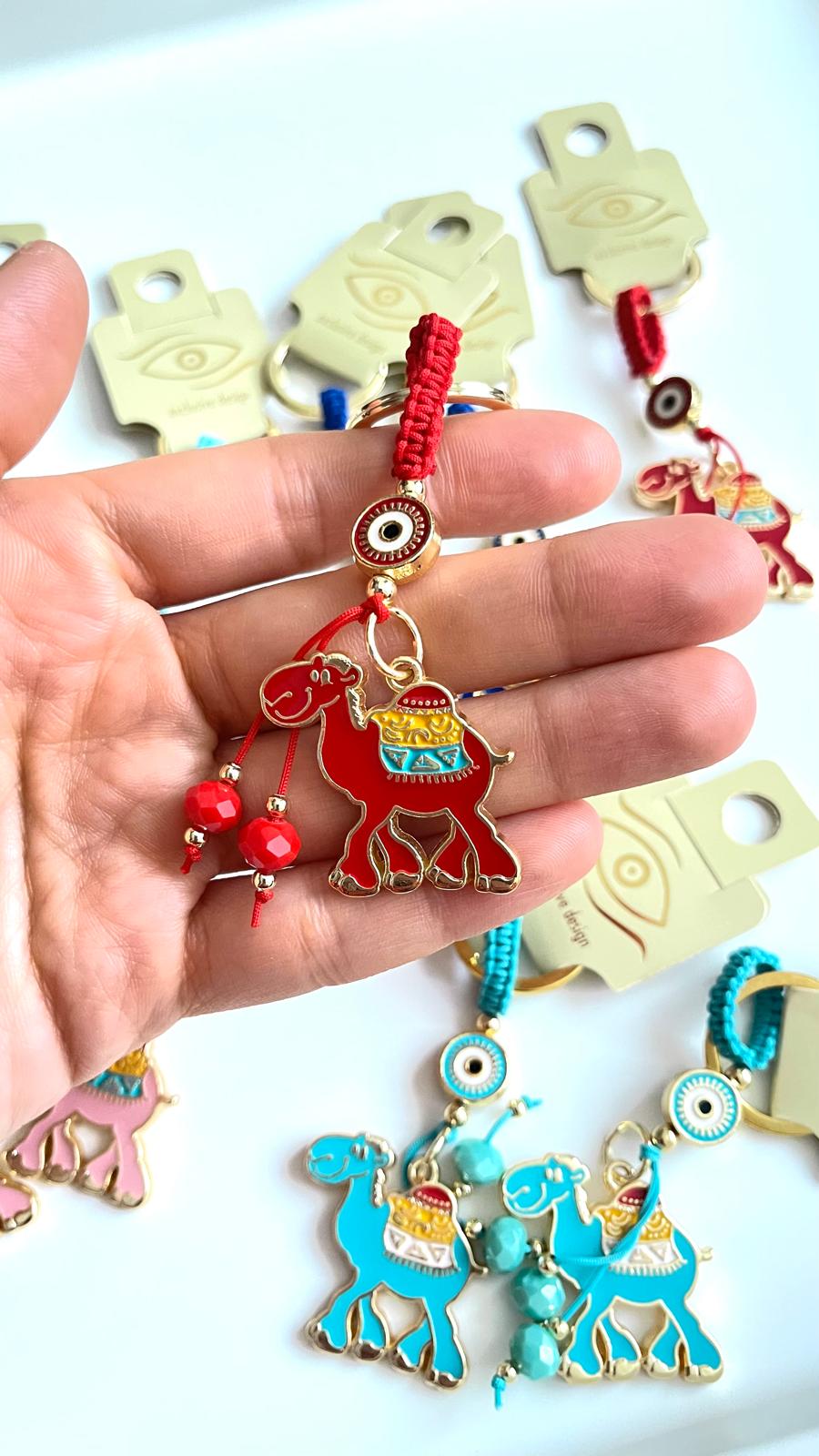 Llavero con diseño de camello rojo y ojo turco dorado