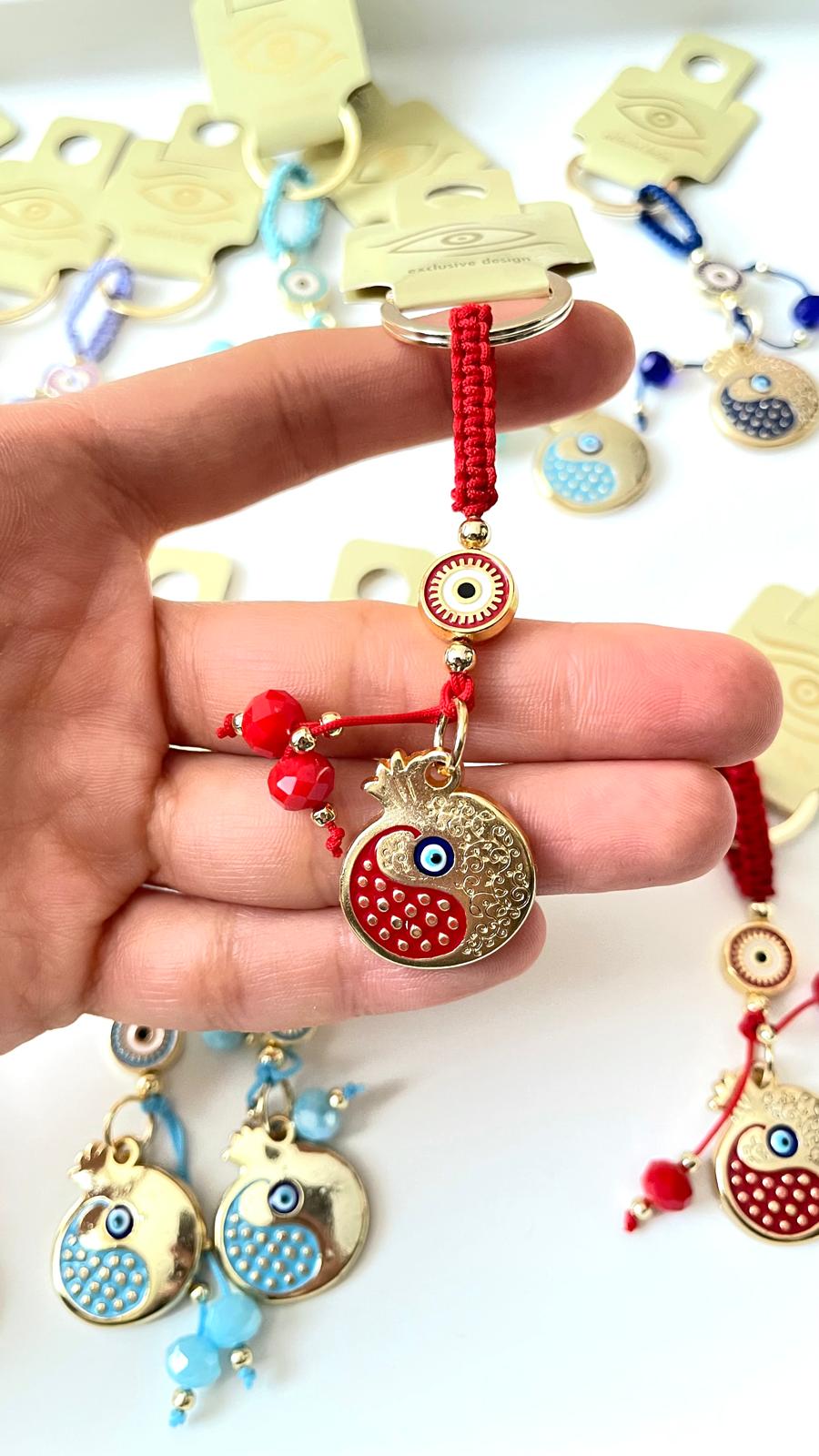Llavero de ojo turco dorado con diseño de abundancia de granada roja