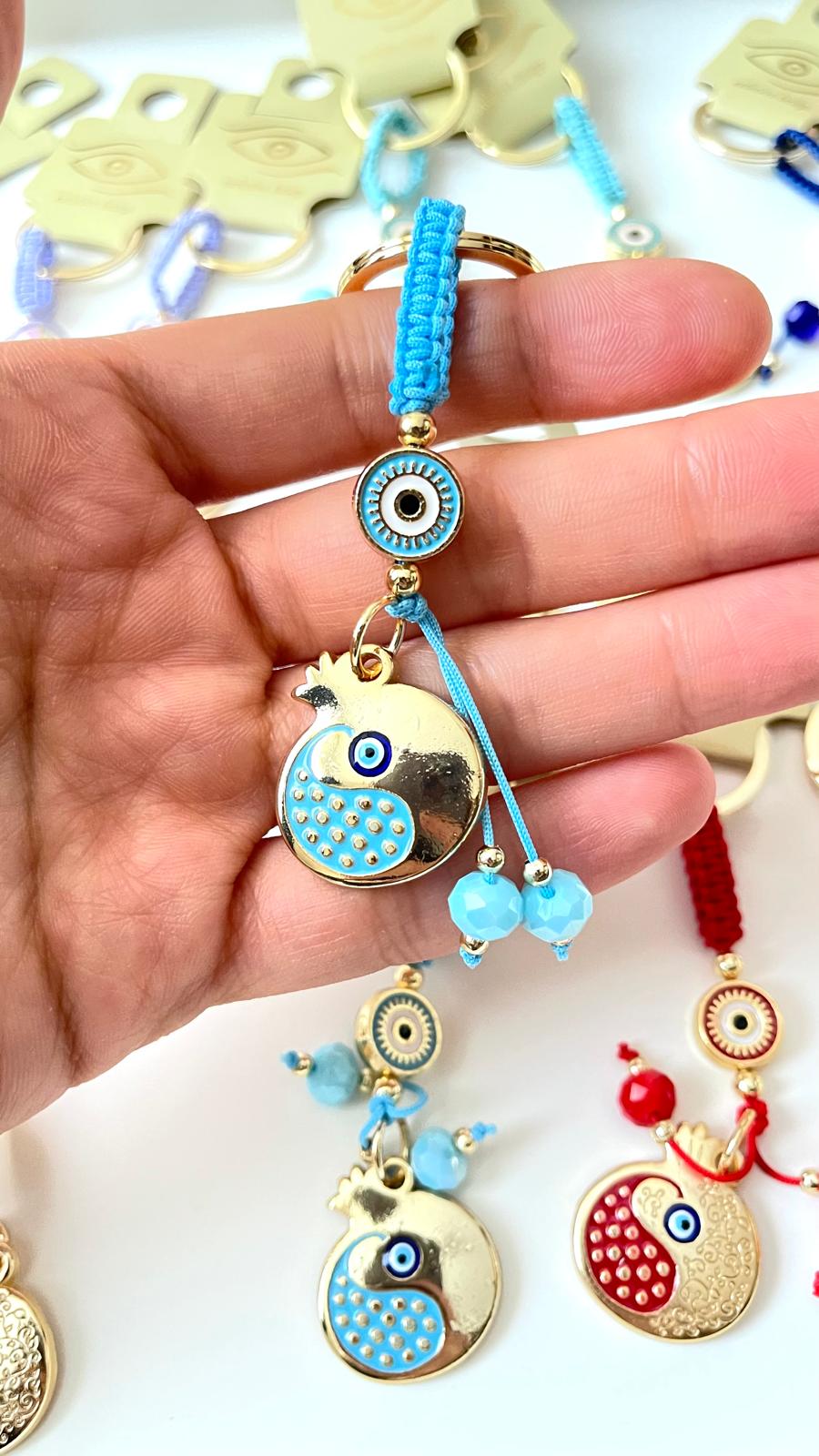 Llavero dorado de ojo turco con diseño de granadas y abundancia en azul claro