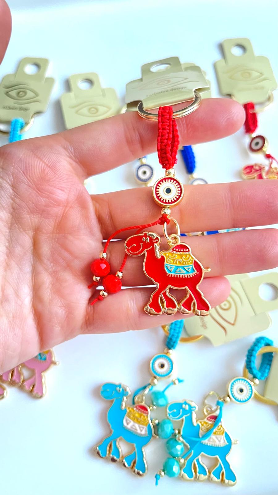 Llavero con diseño de camello rojo y ojo turco dorado