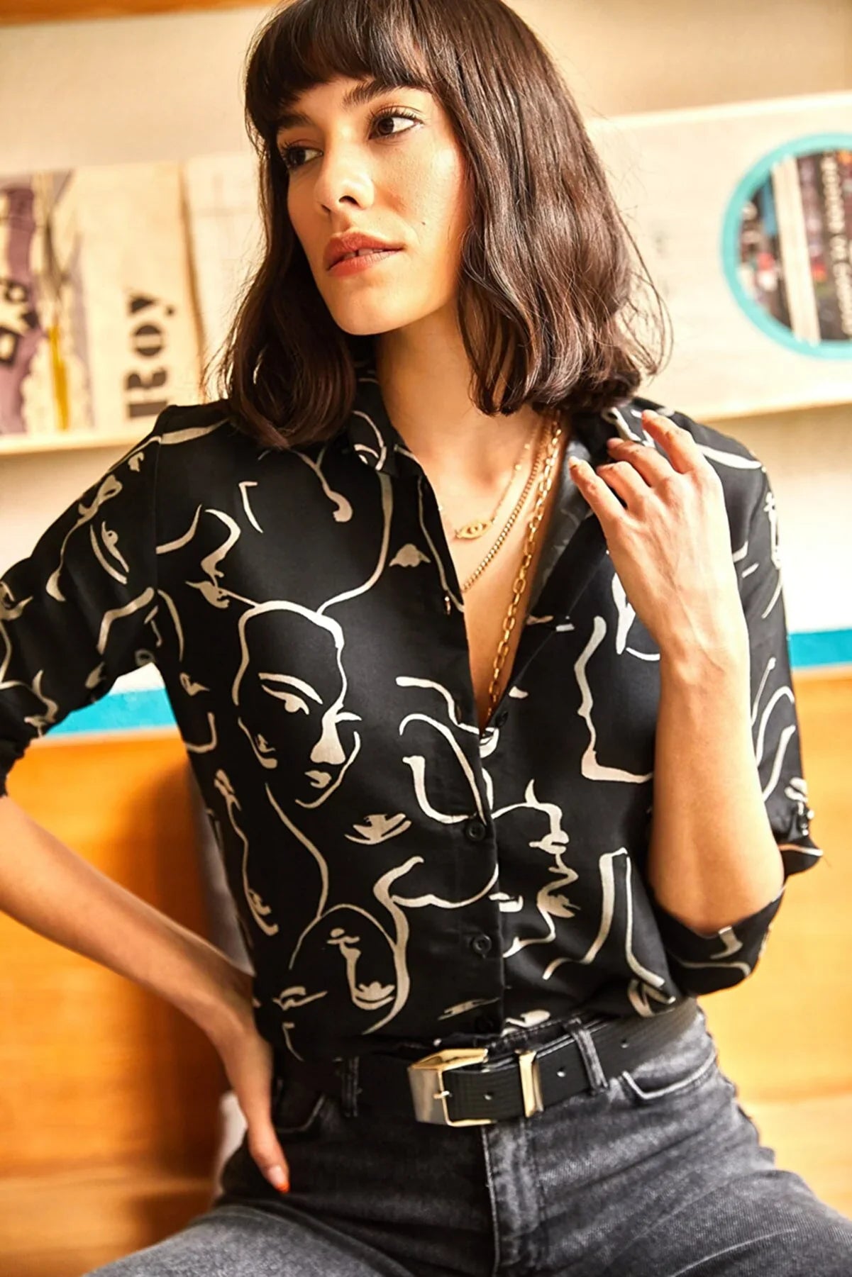 Camisa con botones y estampado de cara