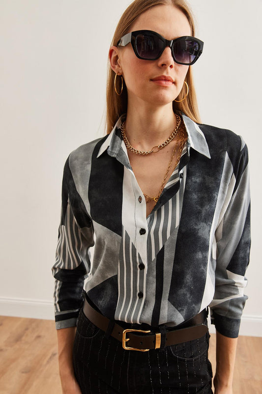 Blusa abotonada con diseño floral azul