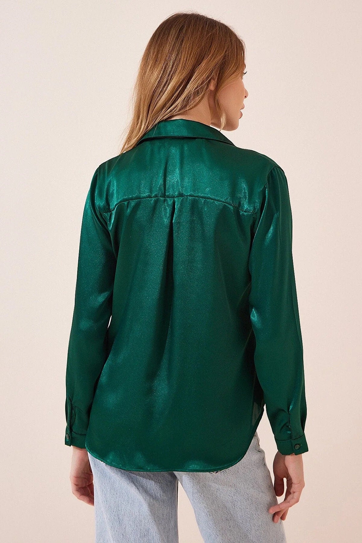 Blusa de satén verde esmeralda