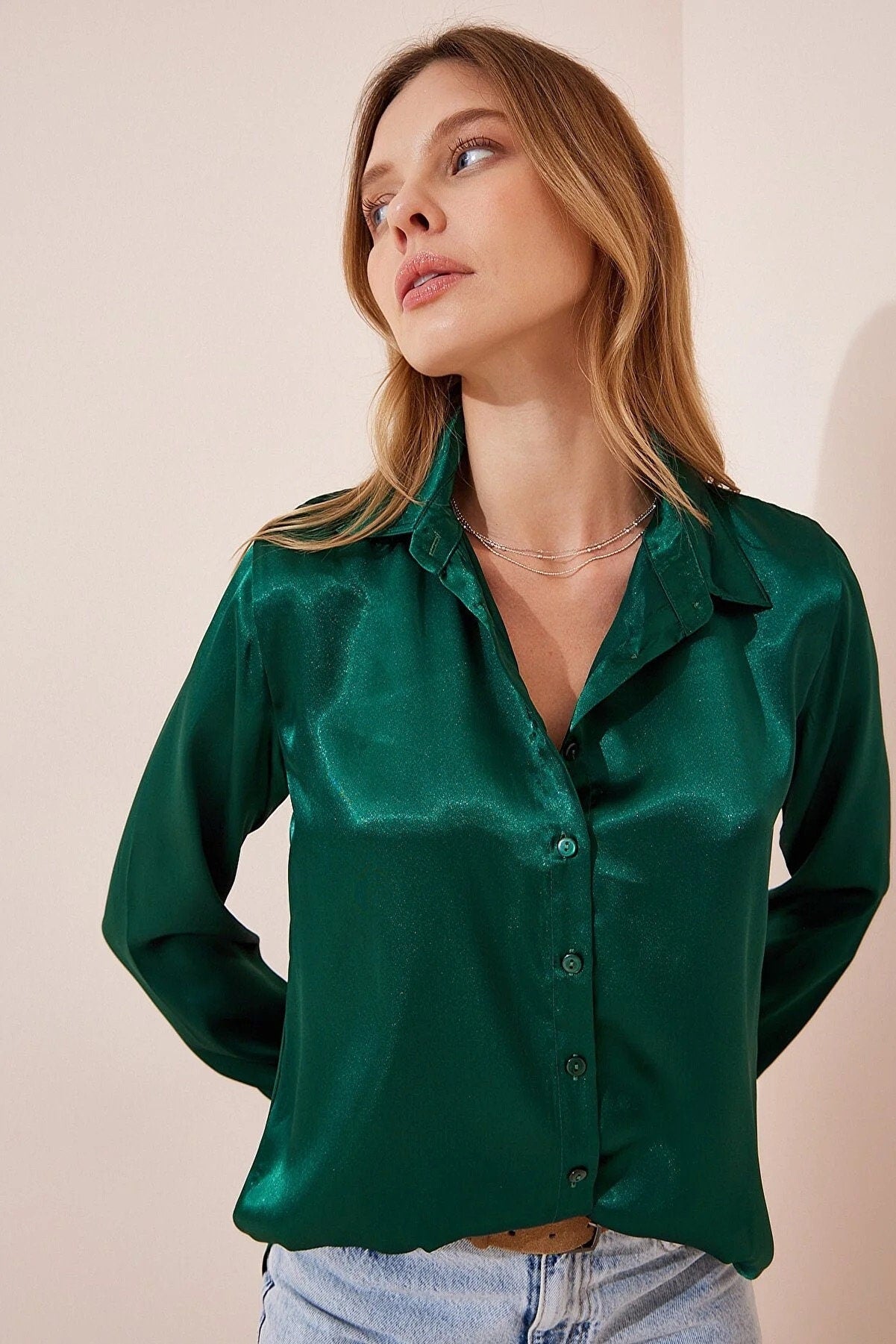 Blusa de satén verde esmeralda