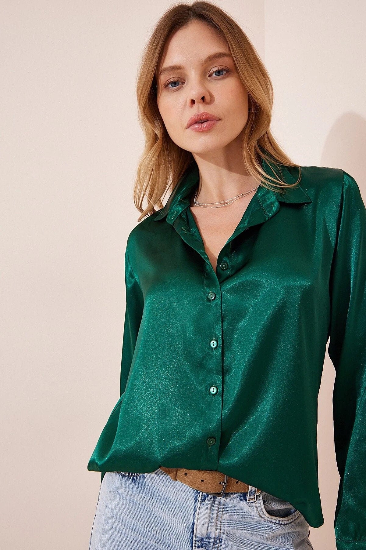 Blusa de satén verde esmeralda