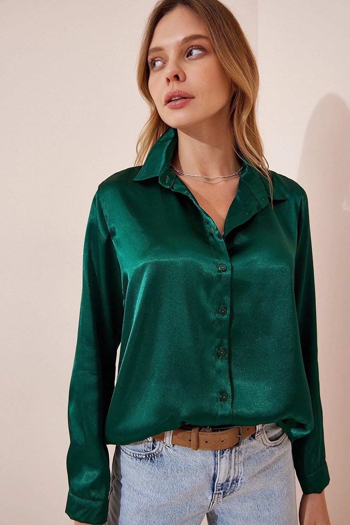 Blusa de satén verde esmeralda