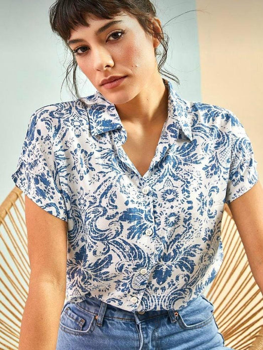 Camisa de manga corta con botones y estampado floral azul