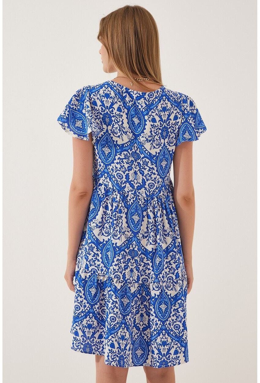 Vestido de verano azul con estampado floral