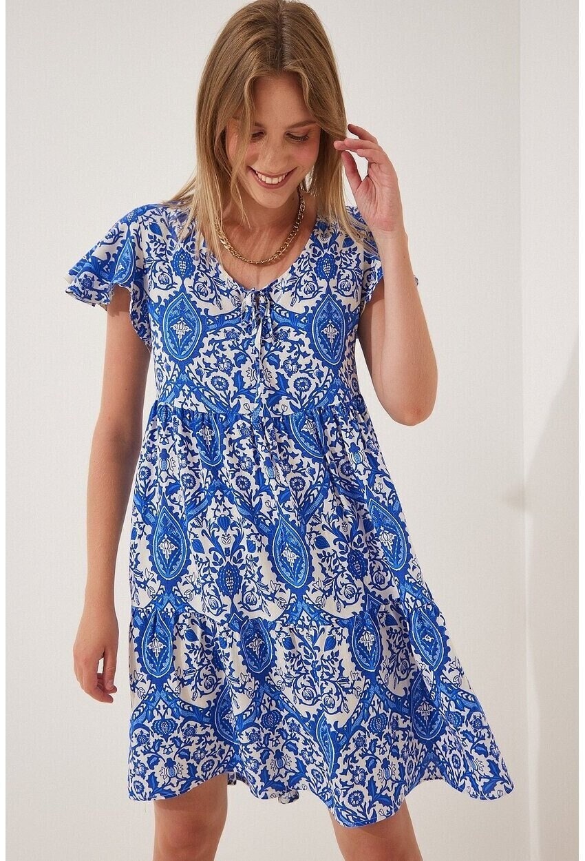 Vestido de verano azul con estampado floral