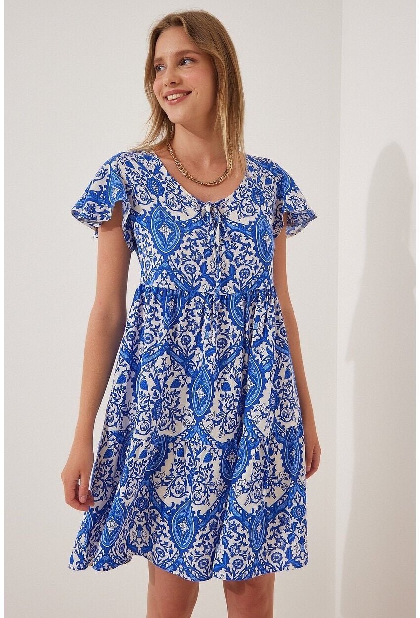 Vestido de verano azul con estampado floral